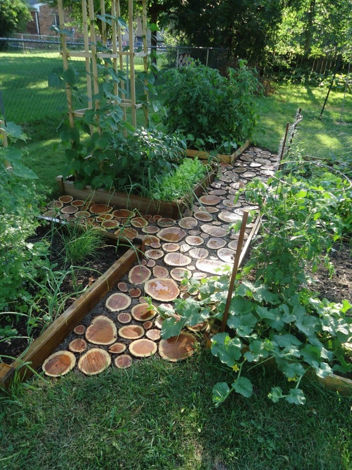 градина декорация на естествени материали необичаен градински път от дървени панели