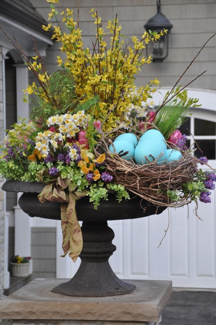градина декорация на естествени материали Великденска декорация с яйца и клони