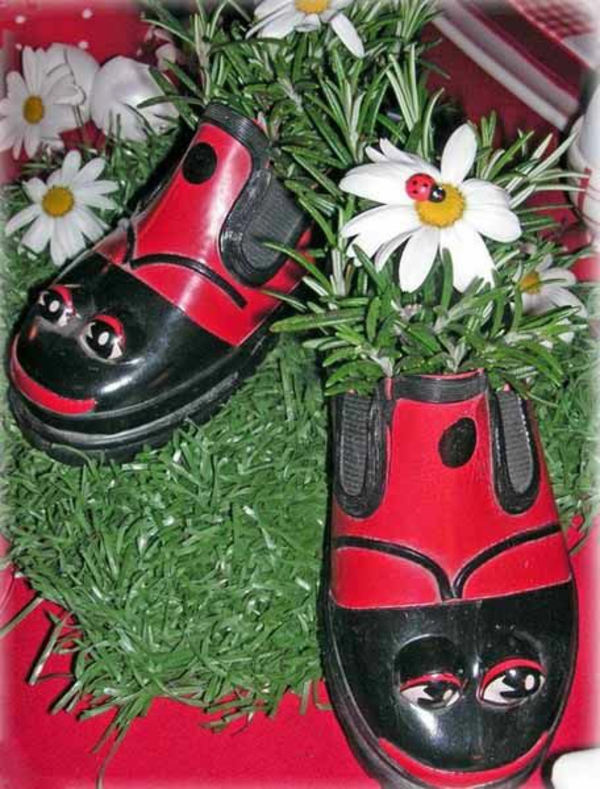 градински деко цвете легло създават стари обувки