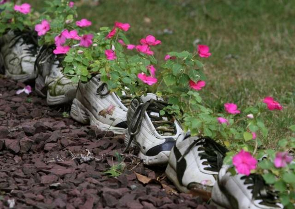 идеи за декорация на градини цветни лехи създават спортни обувки цветя