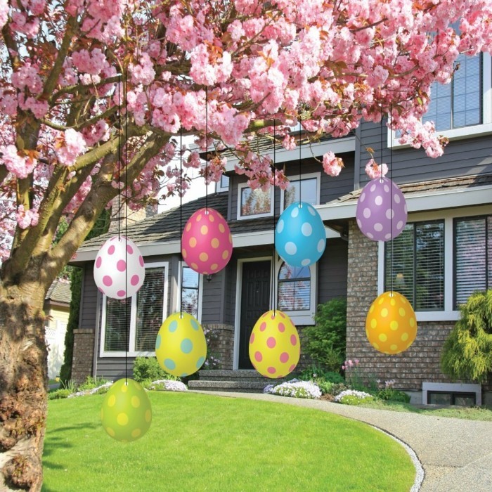 opknoping op de tuin decoratie voor Pasen paaseieren