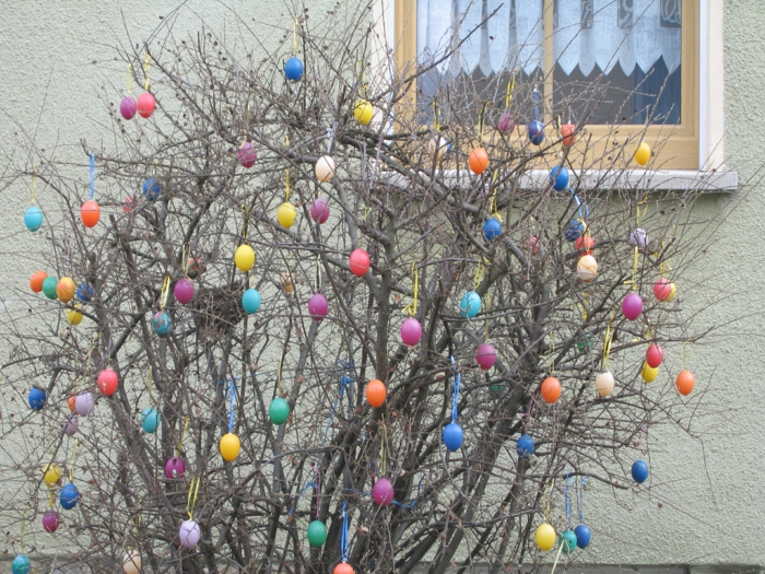 tuin decoratie ideeën pasen eieren boom versieren tuinfeest
