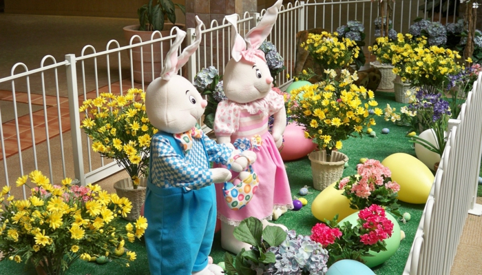tuin decoratie ideeën pasen bloemen konijn paar