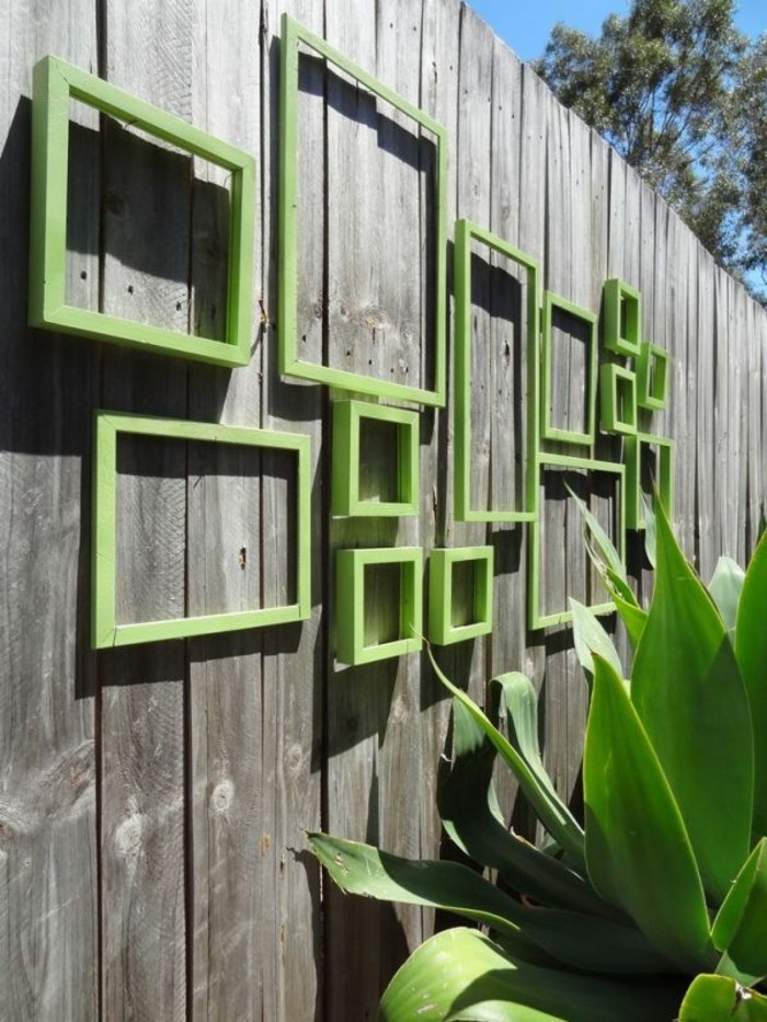 Le décor de jardin lui-même fait de vieux cadres pour la clôture