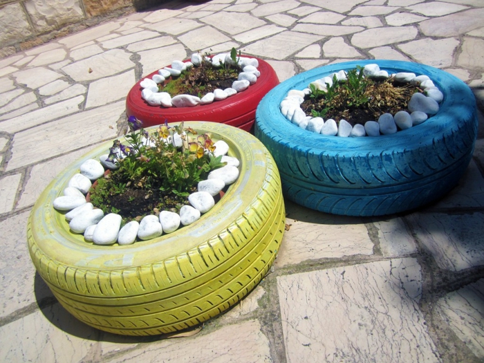 Η διακόσμηση κήπων κάνει τα ελαστικά αυτοκινήτων ζωγραφισμένα με λουλούδια
