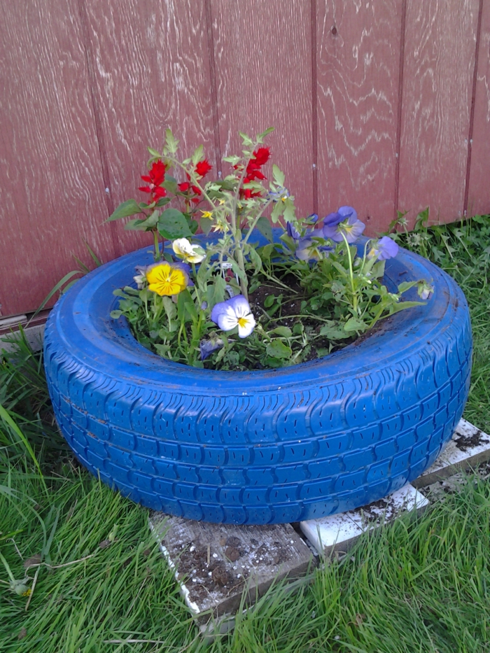 Gartendeko οι ίδιοι κάνουν ελαστικά αυτοκινήτων μπλε λουλούδια