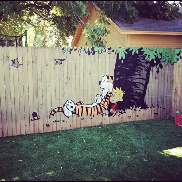 Le décor de jardin lui-même rend la clôture de jardin peinte
