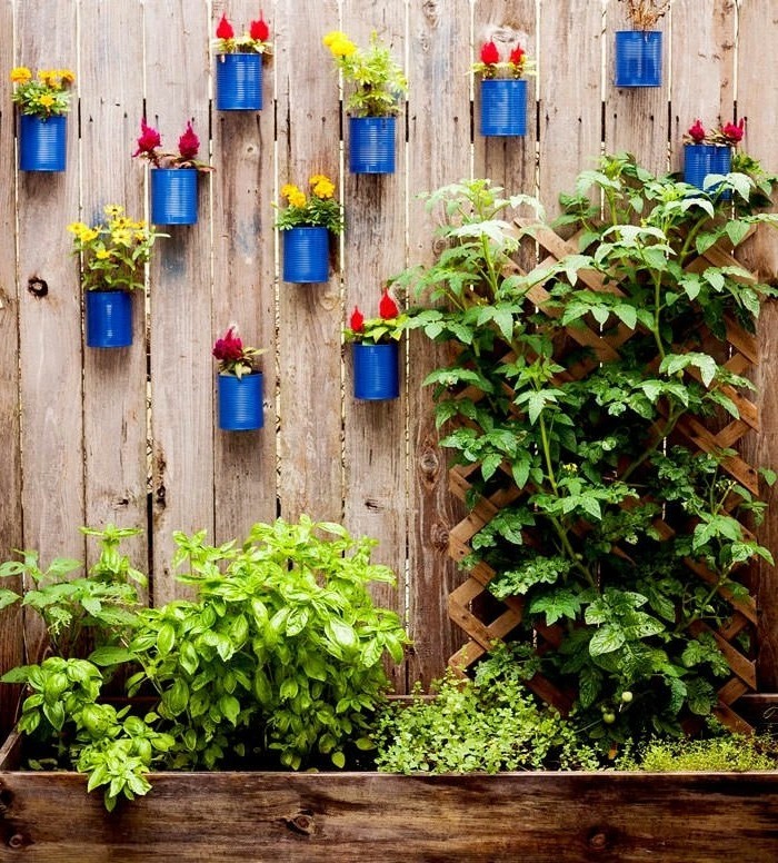 Le décor de jardin lui-même fait décorer la clôture de jardin avec de vieilles douilles