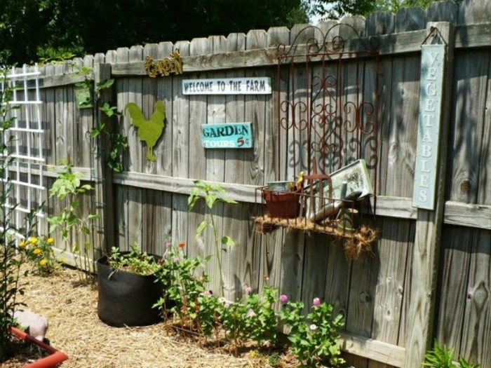 Le décor de jardin lui-même fait décorer la clôture de jardin