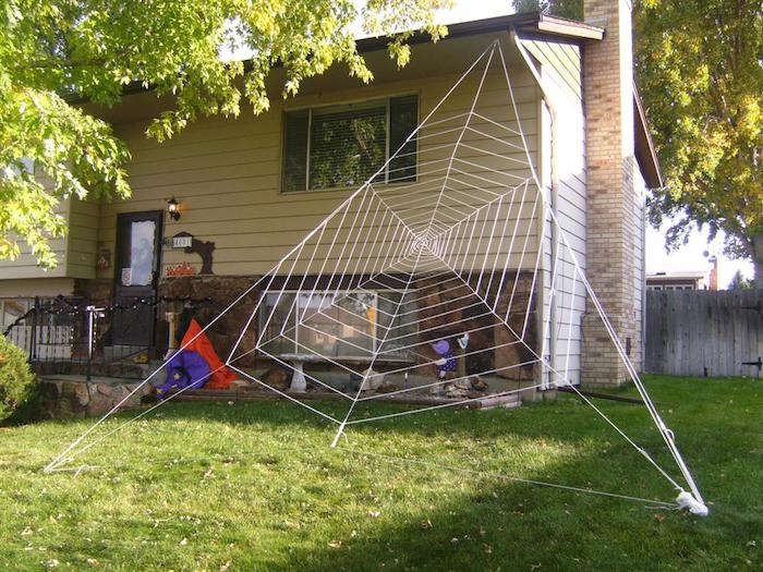 Gjør hageendekoration til halloween med spindelvev selv