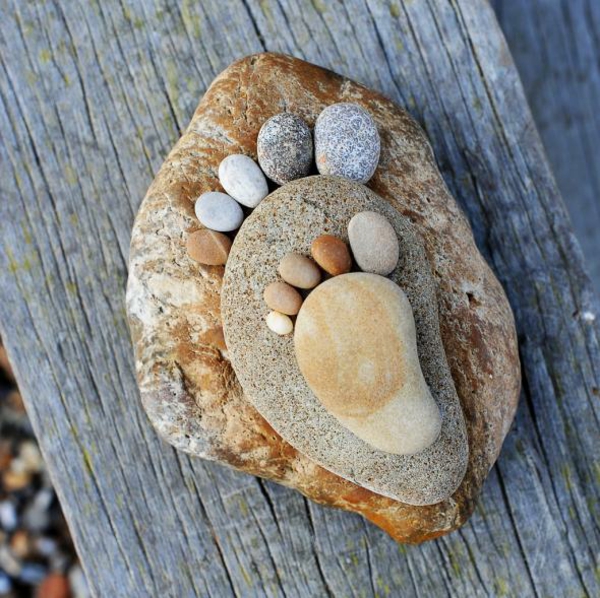 градински декорации каменни крака градински камъчета