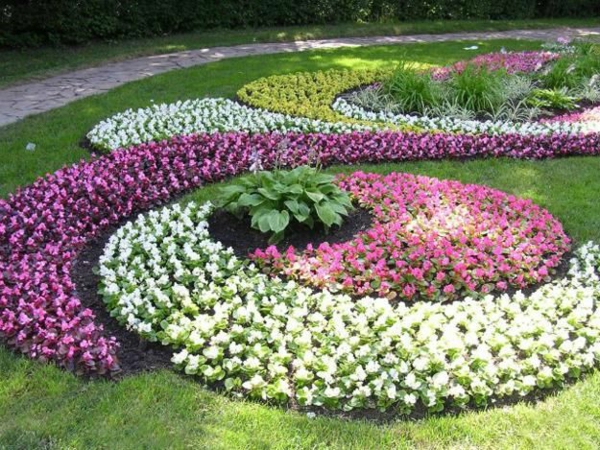 Zahradní designové příklady květinové záhony ozdobené