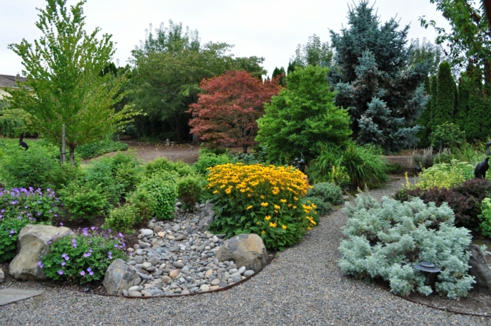 kaunis puutarha puutarhanhoito ideoita kävelytie värikkäitä kiviä