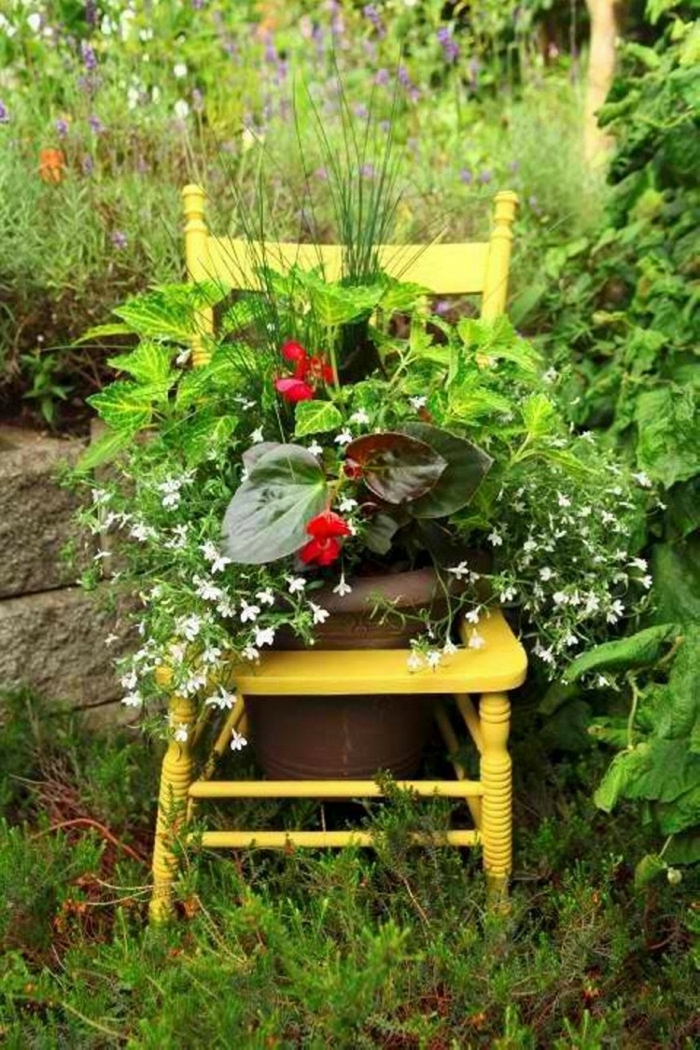 tuinieren tuinideeën diy upcycling houten stoel vintage gele verf aanplant kuip bloem staan