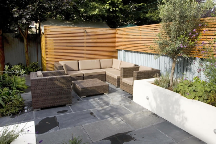 градински идеи градски стил ратанови мебели растения градинска ограда