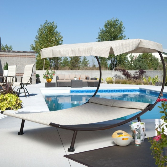 Idées de jardin zone de jardin moderne avec piscine et mobilier de jardin confortable