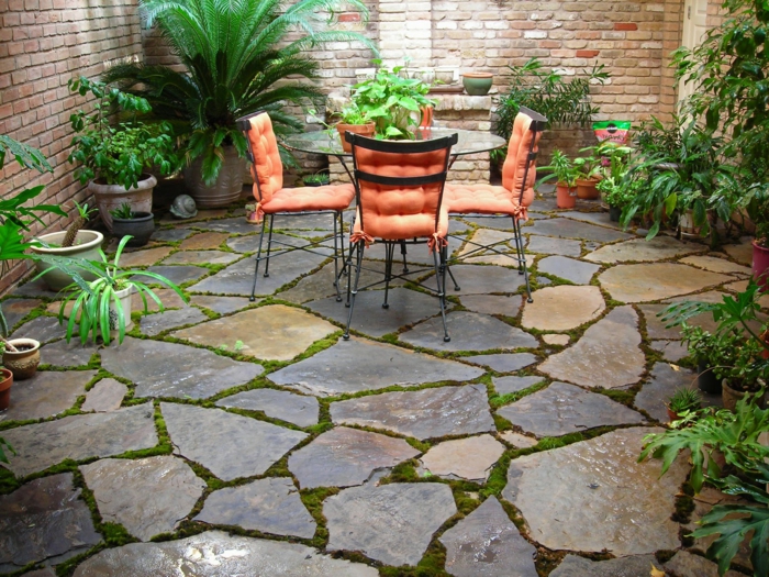 sodo idėjos oranžinės sodo pagalvėlės sodo baldai akmenys grindys