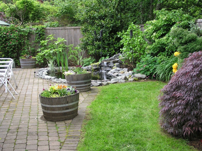 花园的想法草坪石头植物容器花园家具