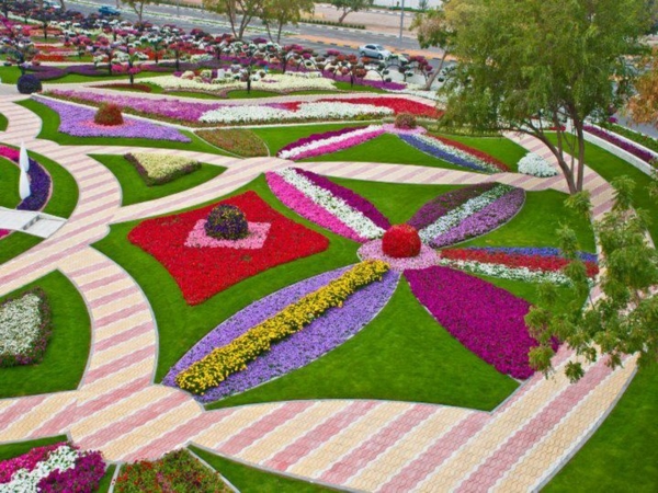 conception de jardin avec de nombreuses fleurs colorées