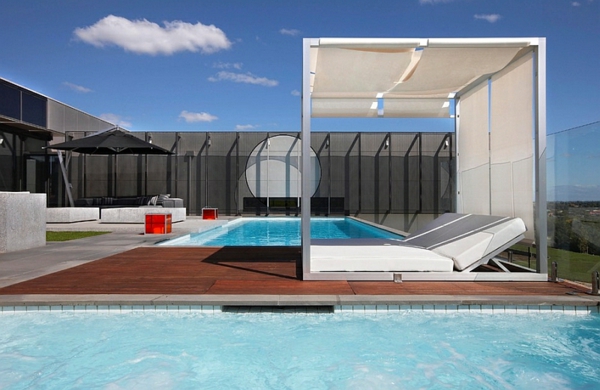aménagement paysager patio piscine extérieure moderne
