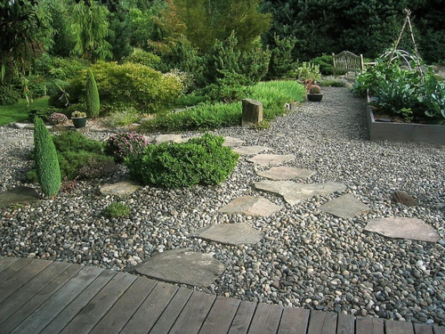 jardin paysager avec gravier pierres naturelles planchers de bois passerelle