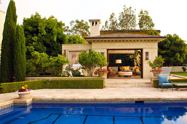 Idées de maison de jardin dans le style méditerranéen près de la piscine