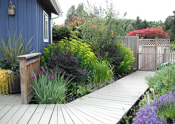ιδέες κήπου σπίτι σε μπλε κοβαλτίου με στενό ξύλινο μονοπάτι