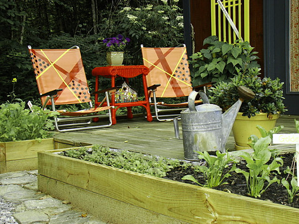 ιδέες σπιτιού στον κήπο αναδιπλούμενες καρέκλες και πορτοκαλί τραπέζι από μπαστούνι