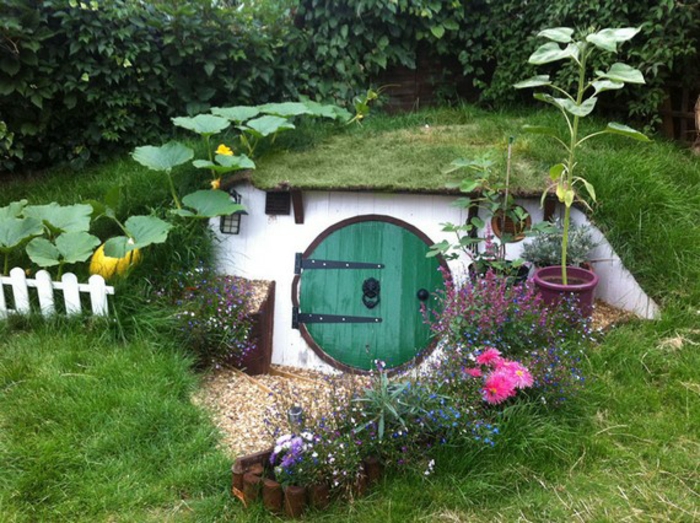 градина къща изграждане на хобит кръгла врата дърво трева цветна тиква