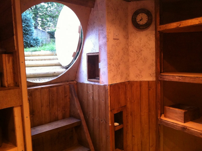 градина къща изграждане hobbithaus дървени подови настилки кръгла врата отваряне