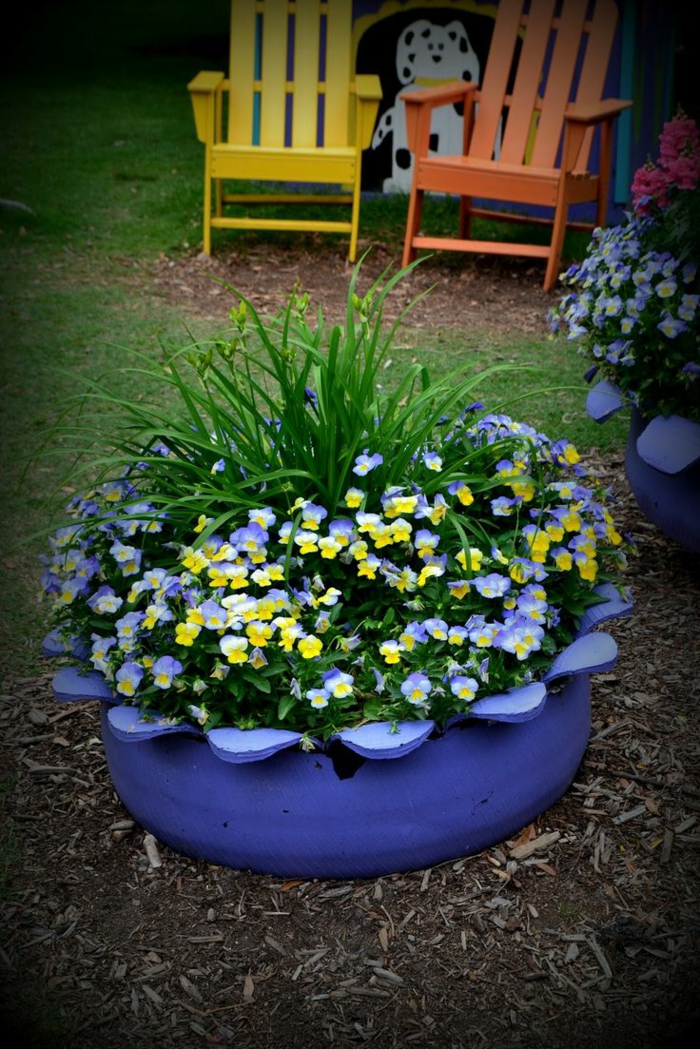 花园的想法旧车轮胎DIY植物容器紫色
