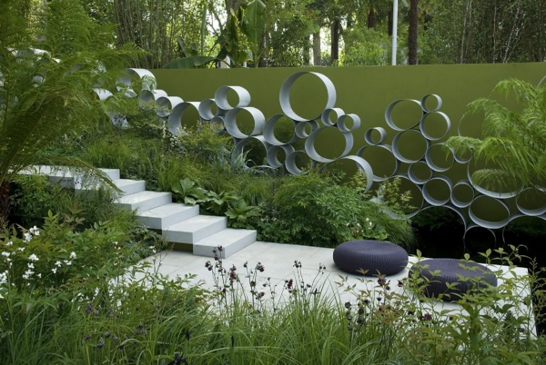 градински идеи бетон керемиди седалки възглавници метална украса стълби летни растения тераса