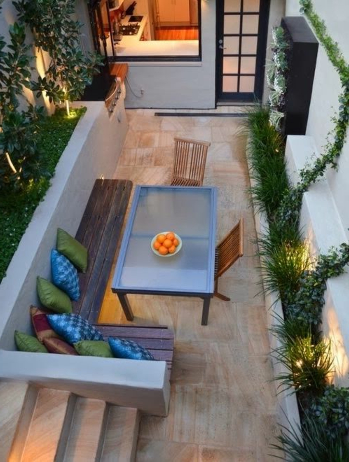 idées de jardin pour les petits jardins élégant banc en bois coussins colorés