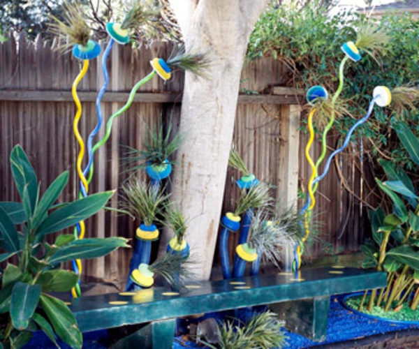 tuin kunst decoratie idee achtertuin gerecycleerd materiaal pvc