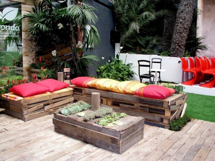 meubles de jardin d'europallets construisent leurs propres coussins jaunes rouges