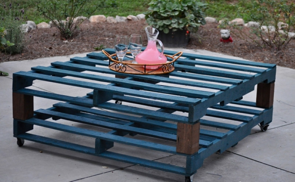 градинска мебел, изработена от палети, градирана градинска маса в синьо на рула
