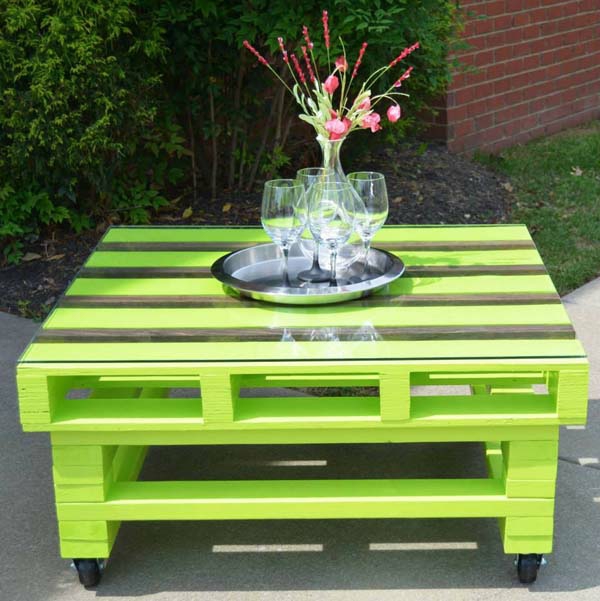 zahradní nábytek vyrobený z palety konferenční stolek na rohlíky zelené