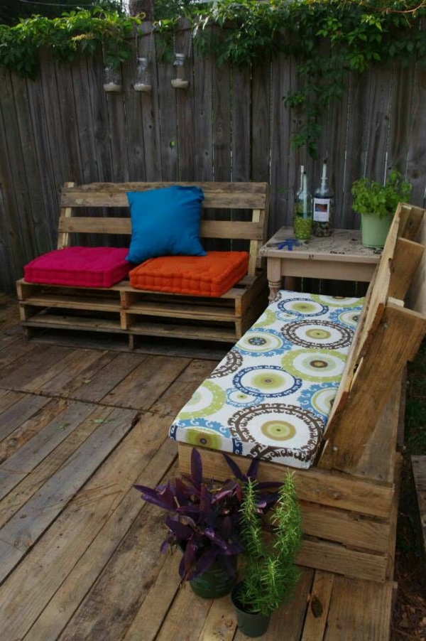 Havemøbler lavet af paller Afslapningshjørne i haven design