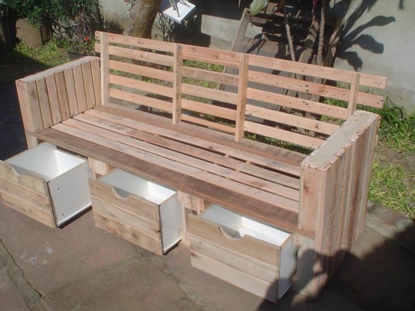 zahradní nábytek z palet dřevěné lavice s budovou