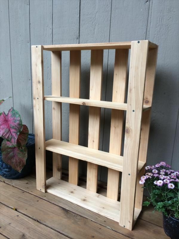 градинска мебел, изработена от палети дървен шелф за цветя в саксии, за да се изгради