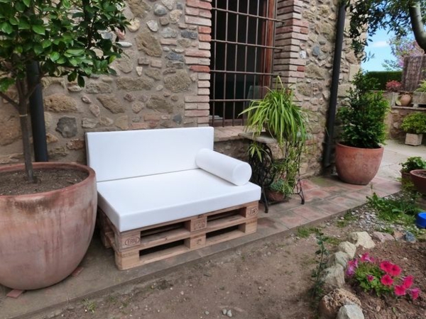 garden furniture from pallets to build a chic sofa yourself