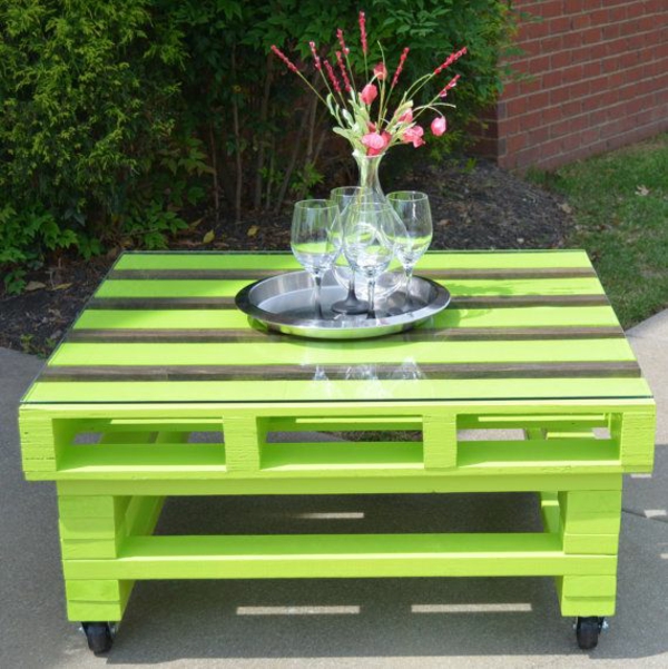 έπιπλα κήπου ιδέες τέχνης κήπο τραπέζι από παλέτες πράσινο πράσινο