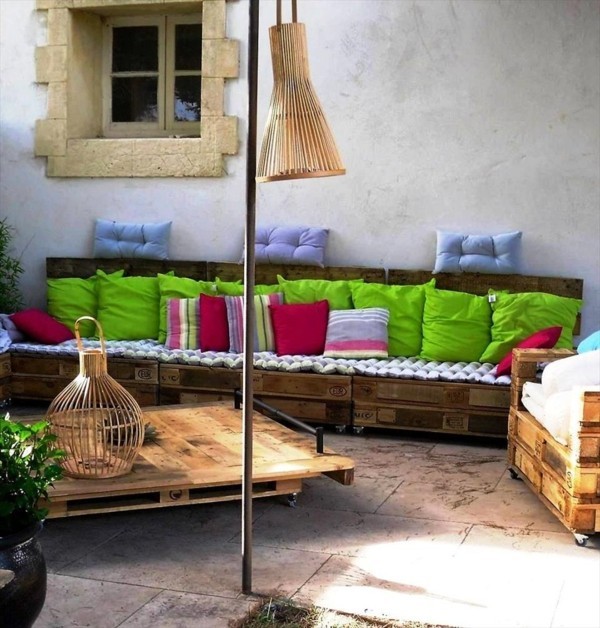 muebles de jardín paleta sofá y mesa de café terraza diseño
