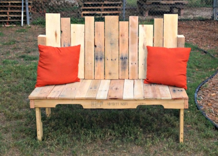 garden furniture yourself build pallets throw pillow bench
