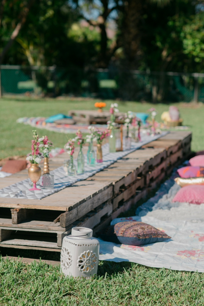 zahradní party deco stolní dekorace květiny rustikální zahradní stůl sedák polštář