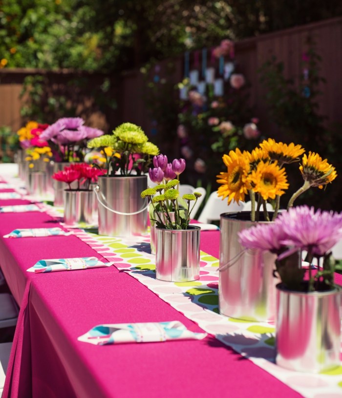 花园聚会装饰桌装饰想法粉红色的桌布花