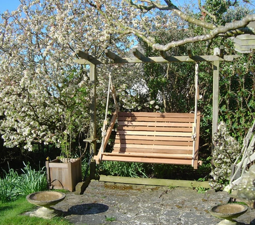 balançoire de jardin vous-même construire des planches de bois brillamment