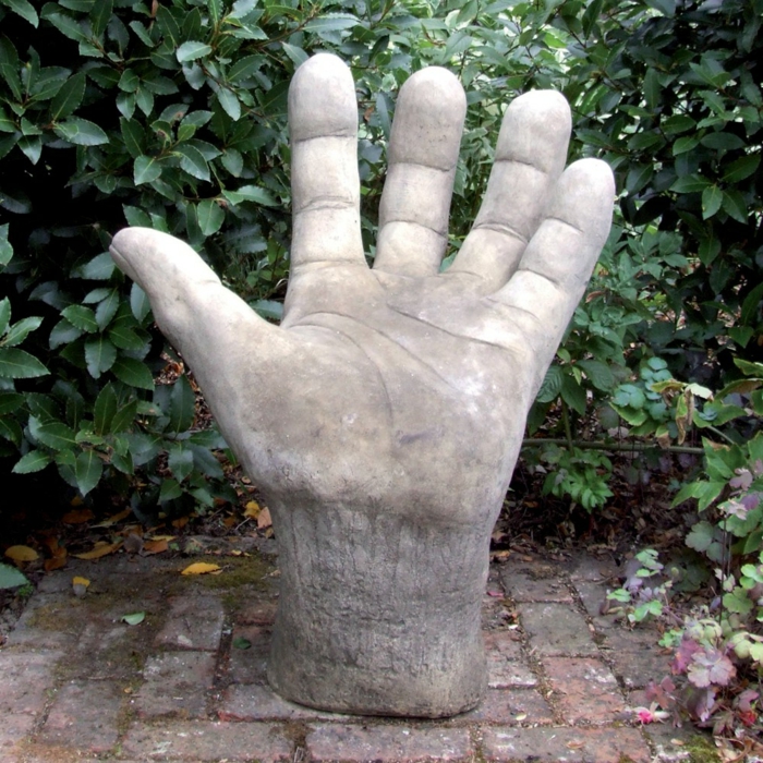 tuin sculpturen stenen enorme hand tuinplanten