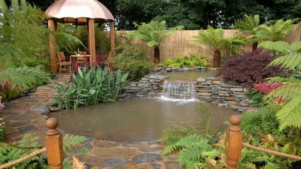 градина езерце водопад градинарство каменни плочи папрат водни растения