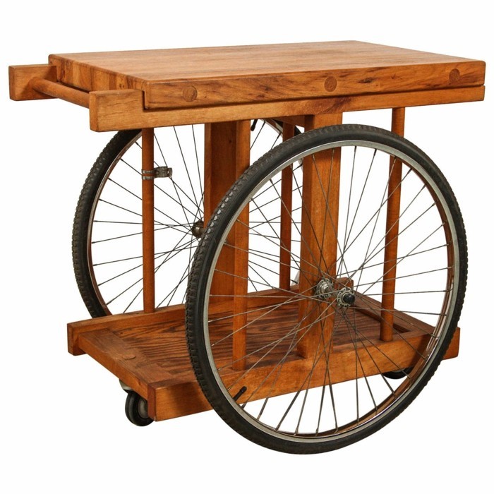 花园桌由木头和自行车零件制成